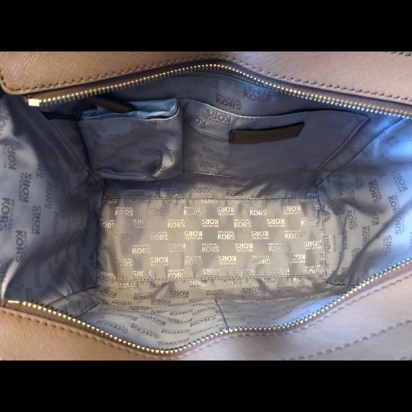 ✨ Michael Kors “Dee Dee” Natural Medium Tote ✨ - Picture 3 of 8